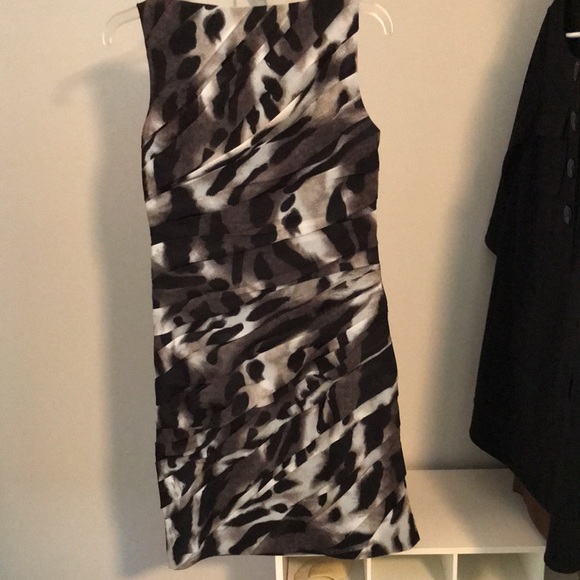 EUC ANN TAYLOR SLEEVELESS RUCHED DRESS. BLACK/GRAY/CREAM PATTERN. SIDE ZIP SZ 6 - Picture 4 of 7